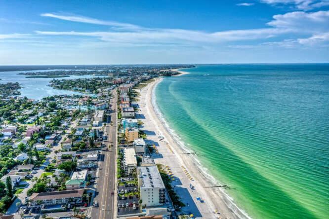 Sunset Beach Suites St. Pete Beach Exteriör bild