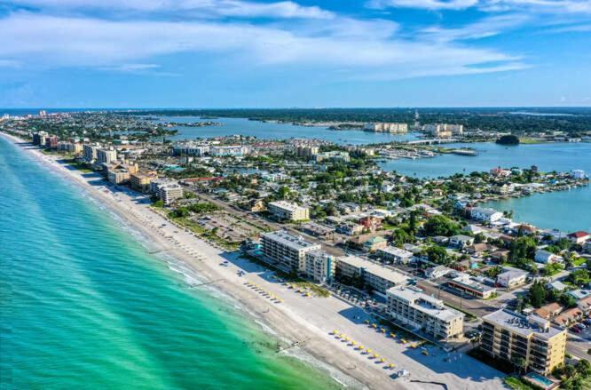 Sunset Beach Suites St. Pete Beach Exteriör bild